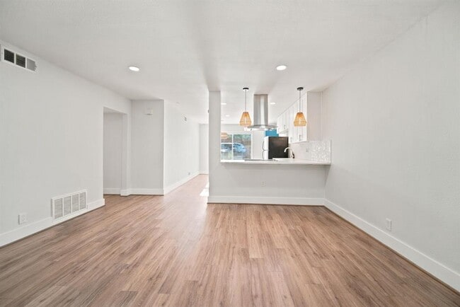 Building Photo - 5332 Balcones Dr