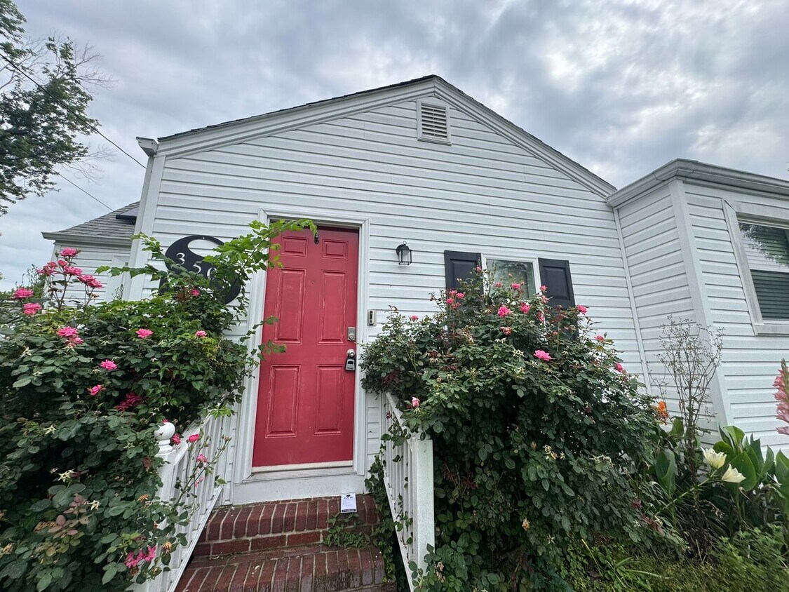 Foto principal - Charming 4-Bedroom Home with Fully Fenced ...