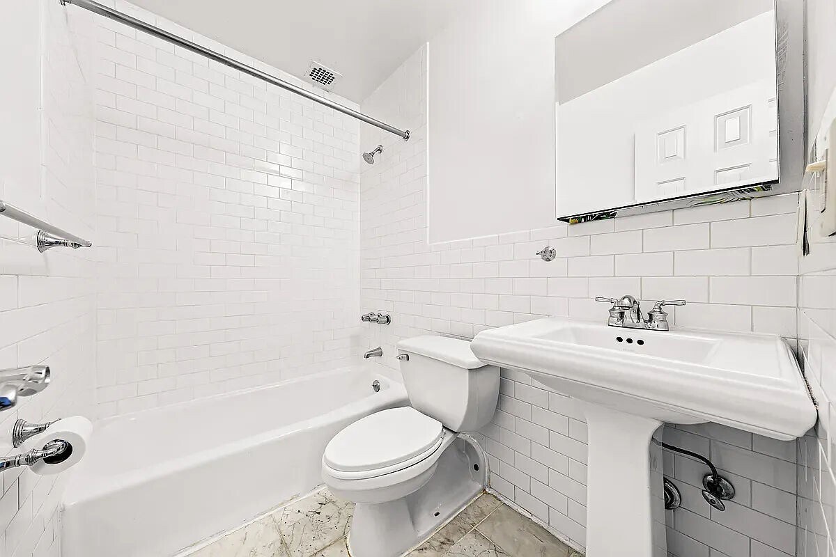 Building Photo - 322 W 14th St