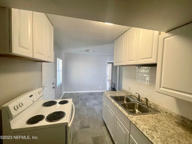 Building Photo - 4023 Skycrest Dr