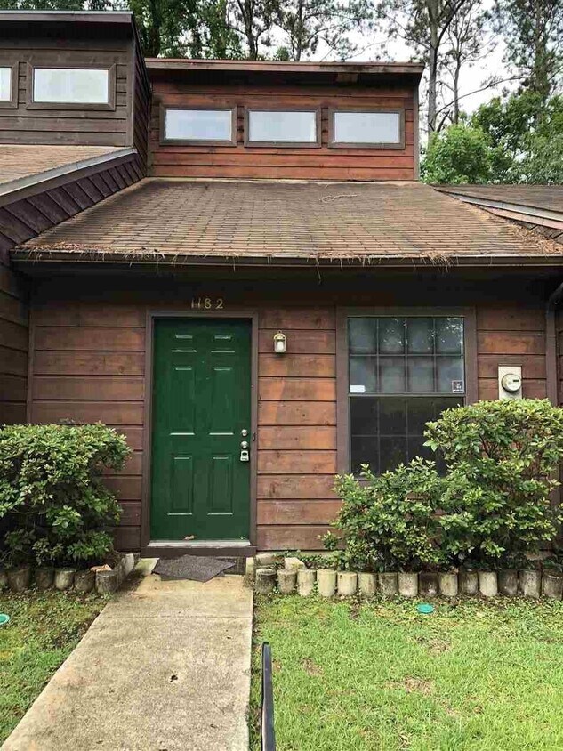 Primary Photo - 1182 High Rd