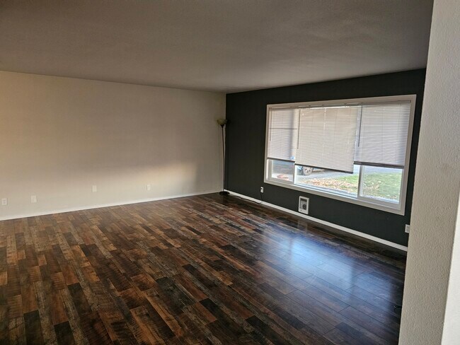 Building Photo - 9001 Bong Loop