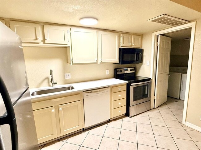 Building Photo - 8809 Dawnridge Cir