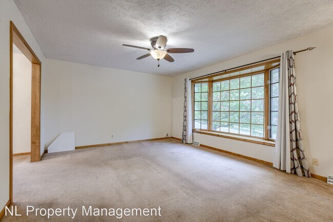 Foto del edificio - 3 br, 1.5 bath House - 9510 Ames Ave