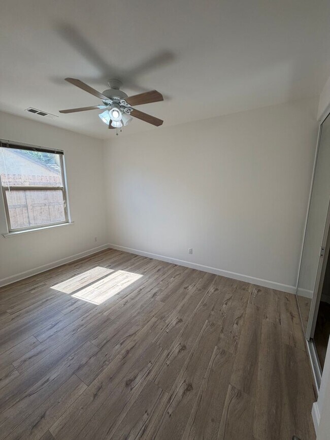 Foto del edificio - 1327 E Sunnyside Ave