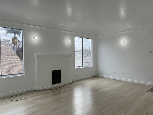 Building Photo - 4237 S Flower St