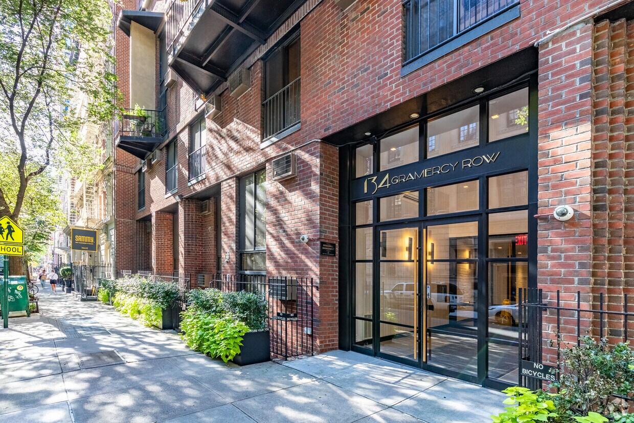Entrada - Gramercy Row