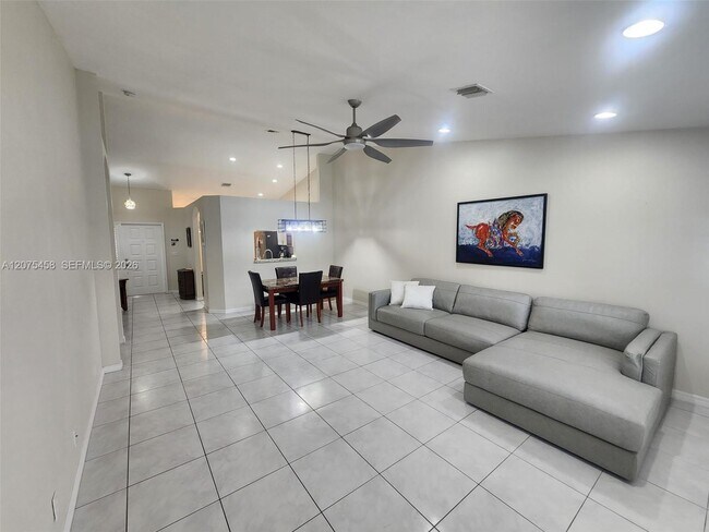 Building Photo - 6053 Heliconia Rd