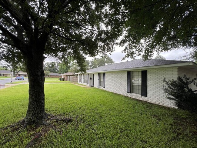 Building Photo - Freshly Updated 3 Bedroom Home with Generator, Fenced Yard & Double Carport