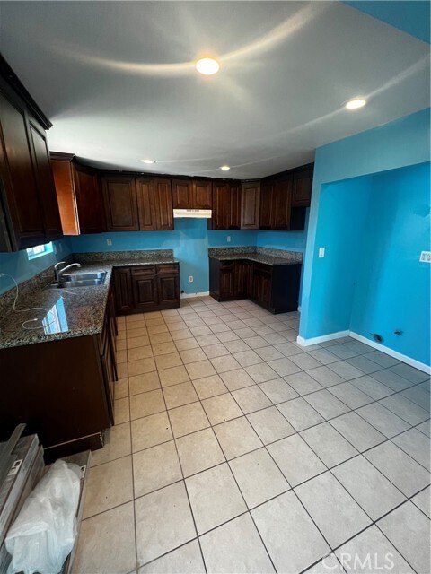 Building Photo - 1233 W 99th St