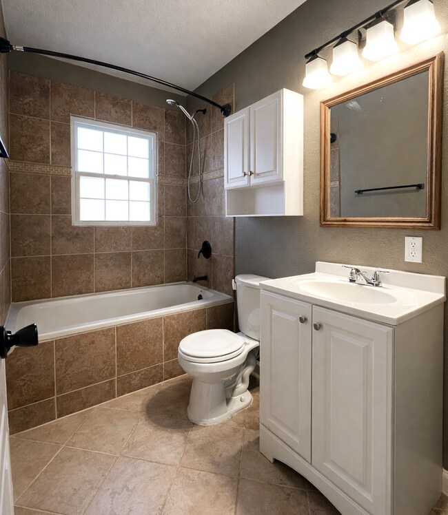 Foto del edificio - SEE IT NOW: Charming Home with Spacious Living, Modern Kitchen & Private Driveway in Overland Park!