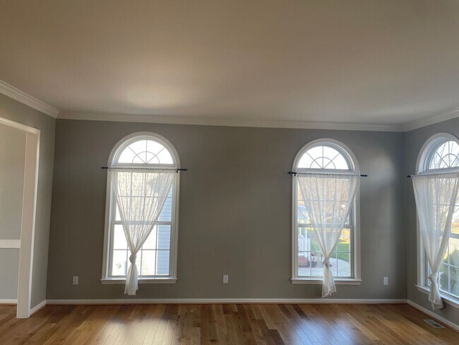 Building Photo - LARGE UPDATED 5 BEDROOM HOME - STAFFORD -A...