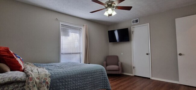 Foto del edificio - 704 Dunbar Dr