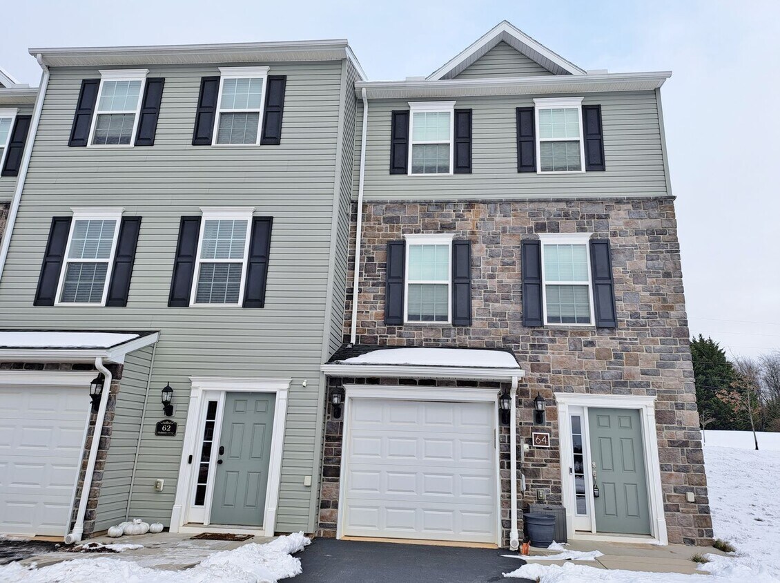 Foto principal - 3 Bed / 3-1/2 Bath Single Family Townhome ...