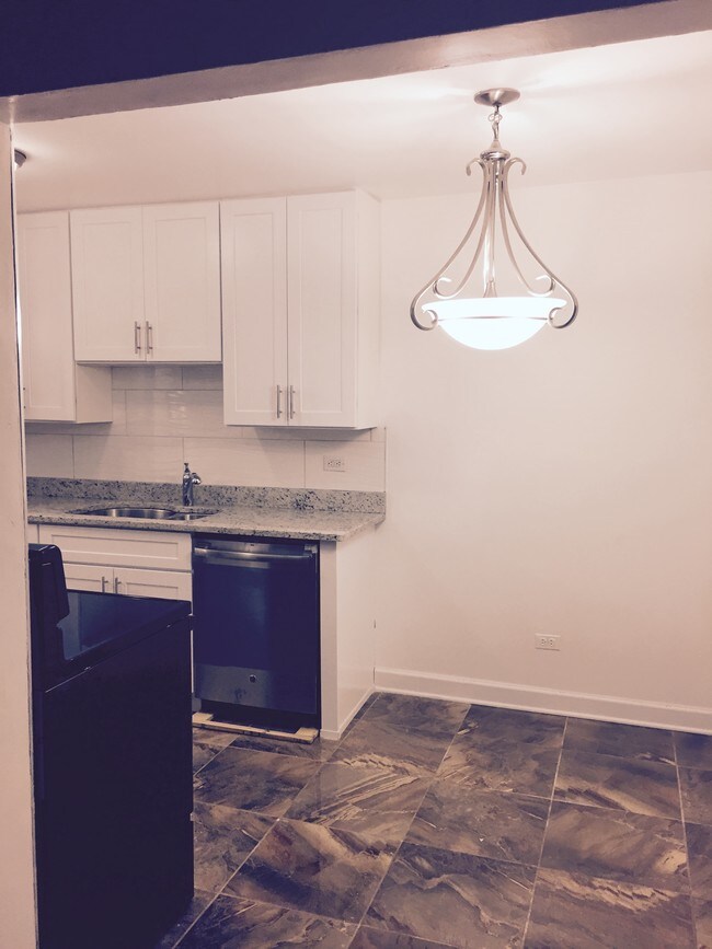 Dinning Room - 6910 N Sheridan Rd