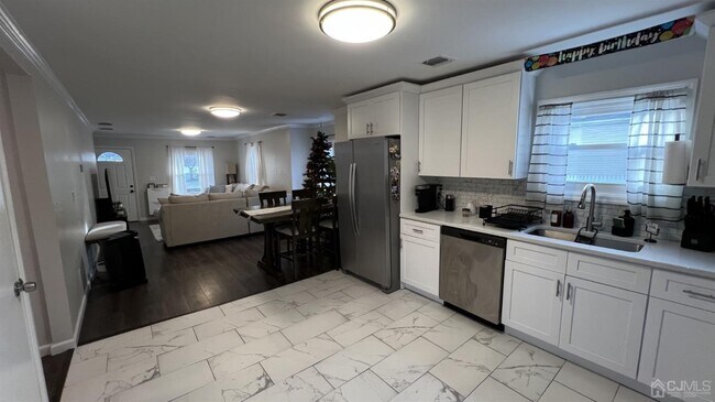 Foto del edificio - 677 Edgewood Pl