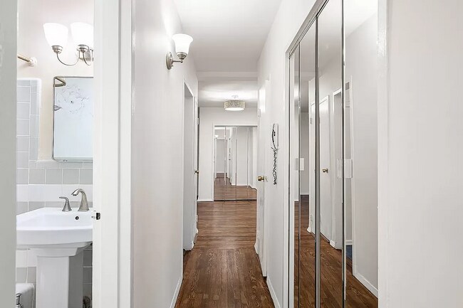 Foto del edificio - 771 Concourse Village W