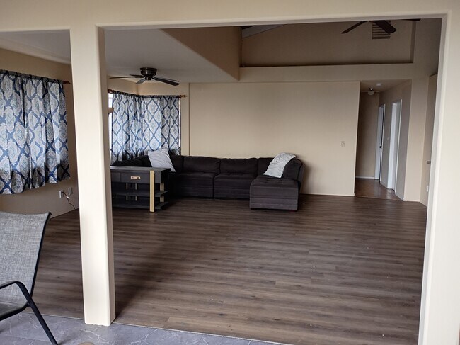 Sala de estar - 77-6474 Kilohana St