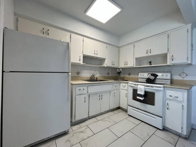 Building Photo - 6877 SW 16th Ct