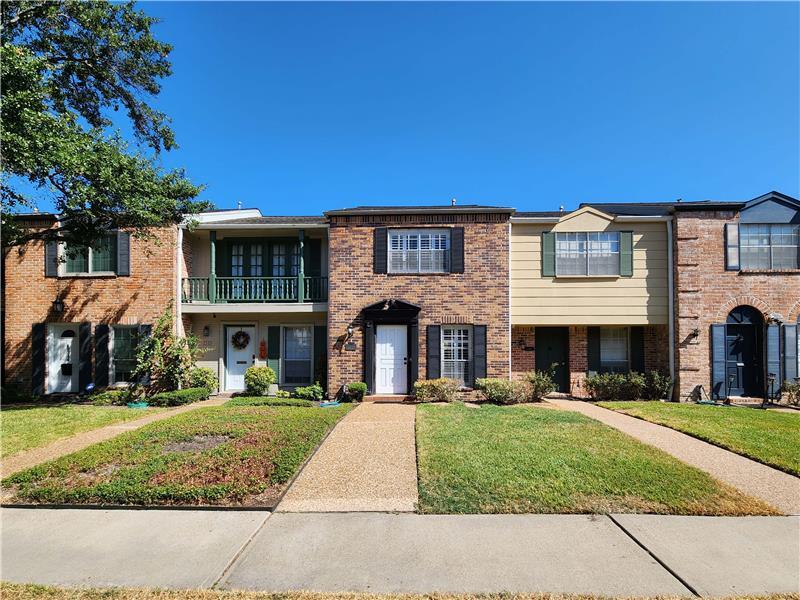 Foto principal - 6340 Chevy Chase Dr