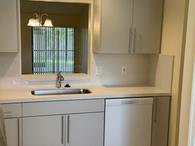 Building Photo - 1218 White Pine Dr