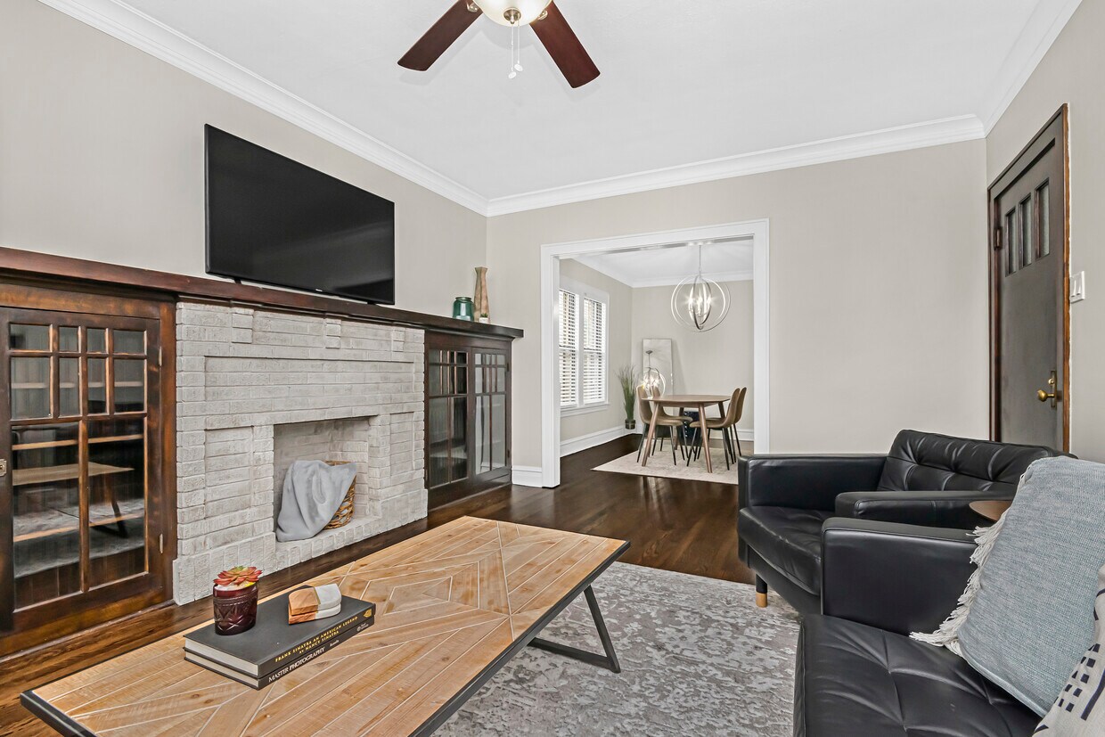 Primary Photo - 2460 W Cullom Ave
