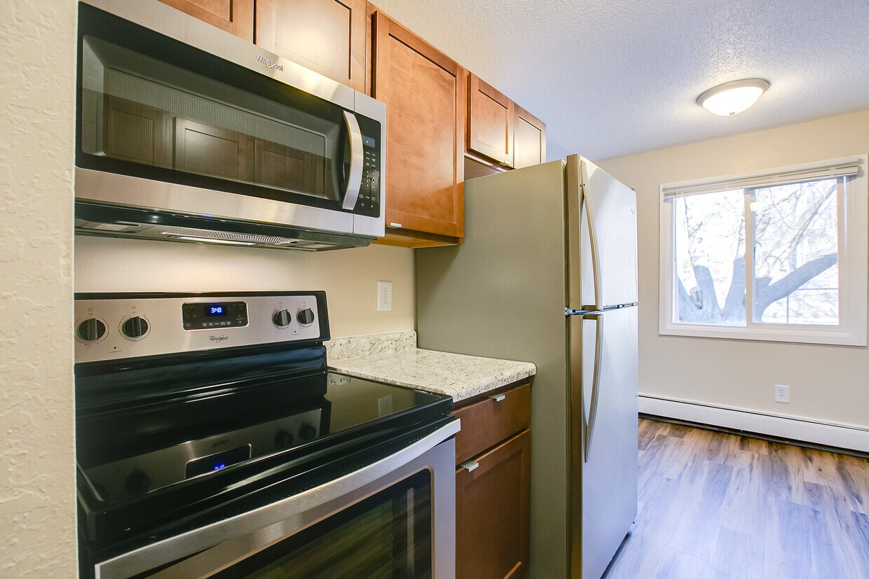 Primary Photo - 1337 Arkwright St N