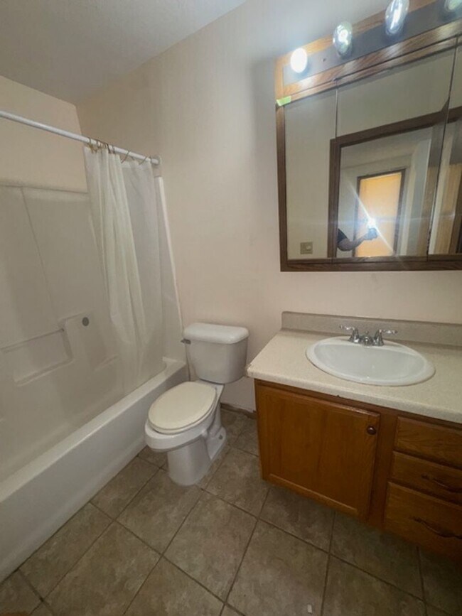 Foto del edificio - 822 W 8th St