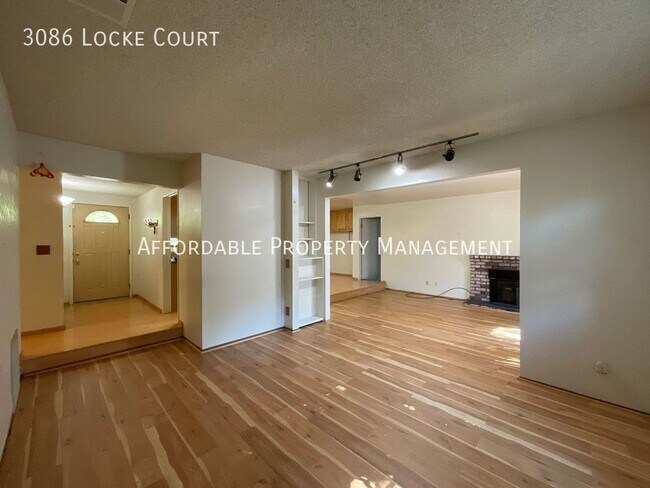 Foto del edificio - 3086 Locke Ct