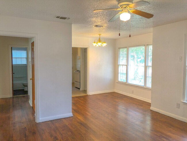 Building Photo - Now Available! Charming 2 Bed | 1 Bath Home in Cleburne