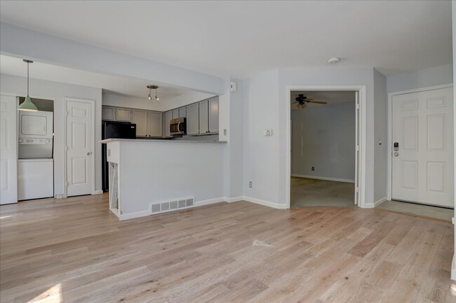 Building Photo - Updated 1st Floor End Unit 2bed/2bath in P...