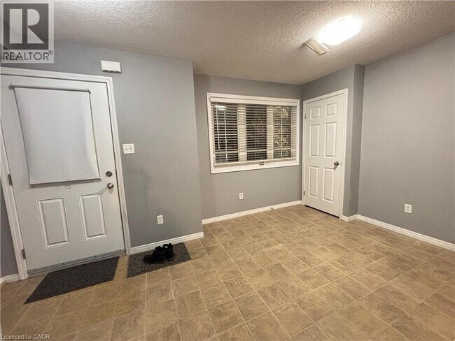 Photo du bâtiment - 50 Howe Dr