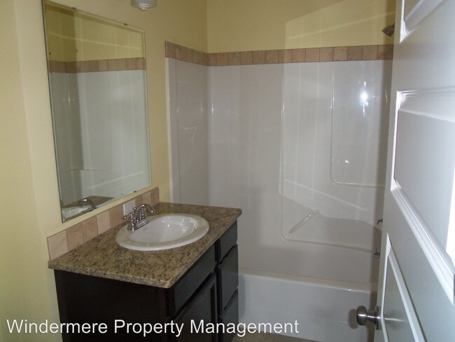 Building Photo - 808 NE Bunky Ln
