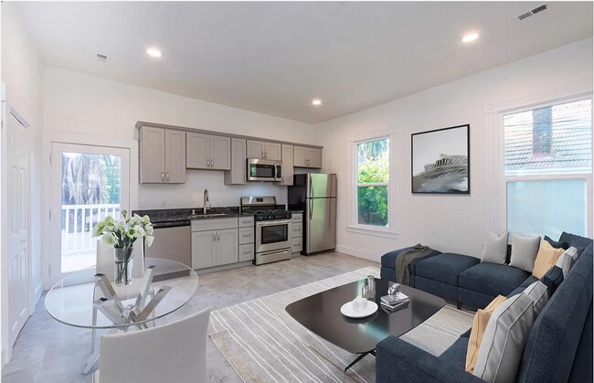 Mobiliario solo para la puesta en escena. - 2123 3rd St