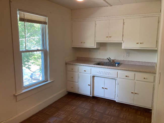 Building Photo - 623 Main St