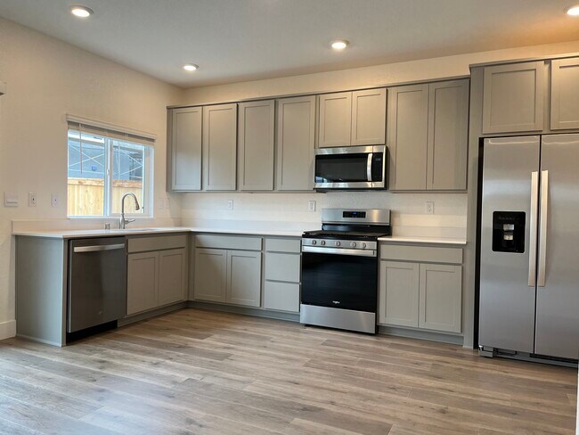 shaker style kitchen - 7908 Taconite Dr