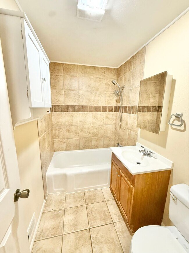 Foto del edificio - Home for rent on Union with Oversized Gara...