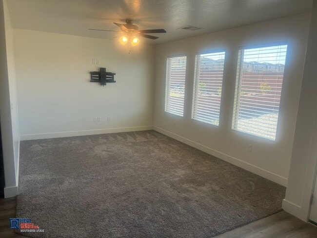 Foto del edificio - Large 4 Bedroom home in Desert Hollows