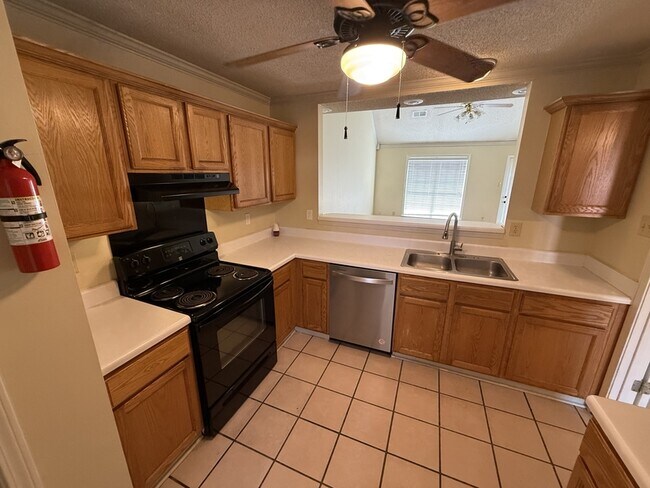 Building Photo - 10011 Woodland Pine Cove W