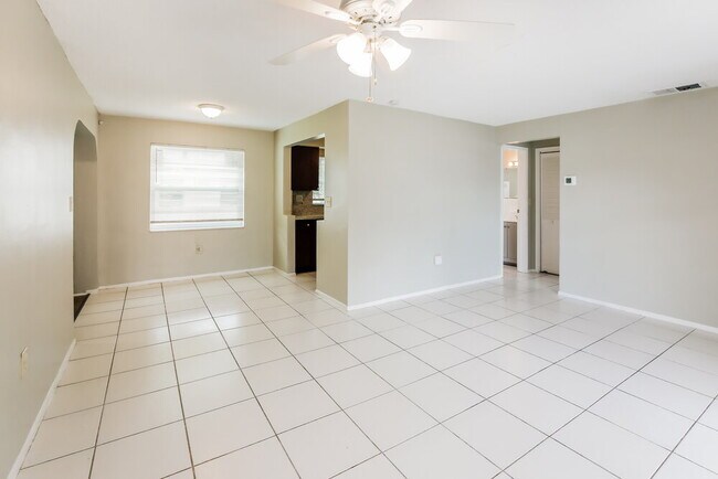 Foto del edificio - 6885 NW 27th Ct