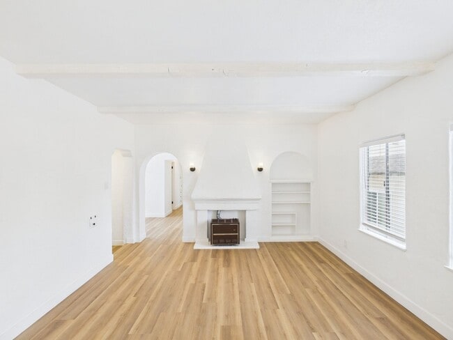 Foto del edificio - 1533 E 3rd St