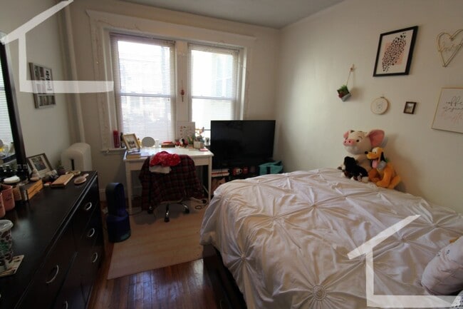Building Photo - 266 Kelton St