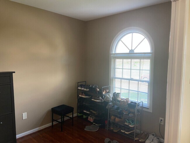Building Photo - Welcome to this charming 3-bedroom, 2.5-ba...