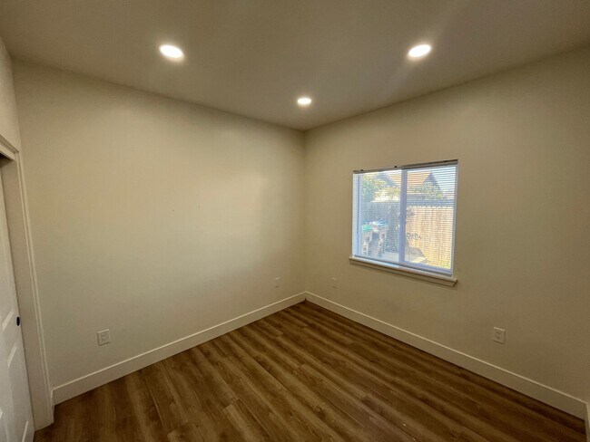 Building Photo - 449 Tognazzini Ave