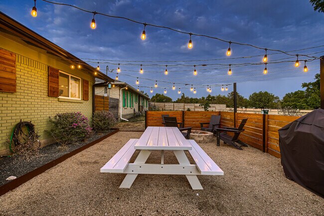 Foto del edificio - Casa Verde 4 BR Mid-century Charmer in Old...