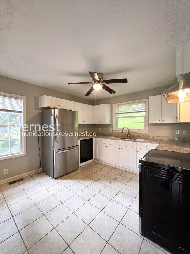 Building Photo - 405 Cedarvalley Dr