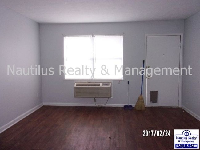 Building Photo - 903 Russ Lake Dr