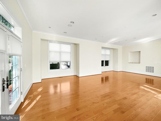 Building Photo - 6607 Melrose Dr