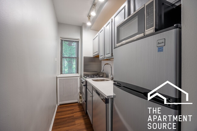 Building Photo - 1140 N La Salle Dr