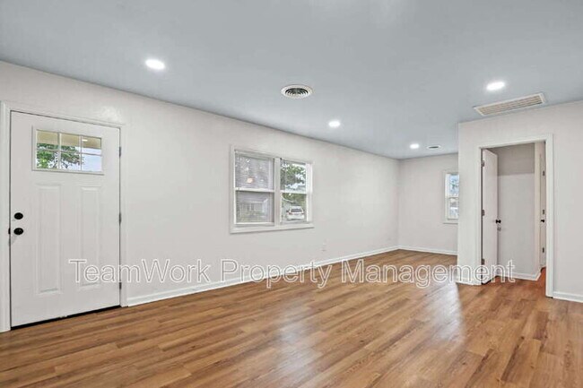 Foto del edificio - 3042 Terry Dr